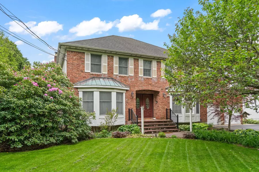 14 Battle Row, Old Bethpage, NY 11804