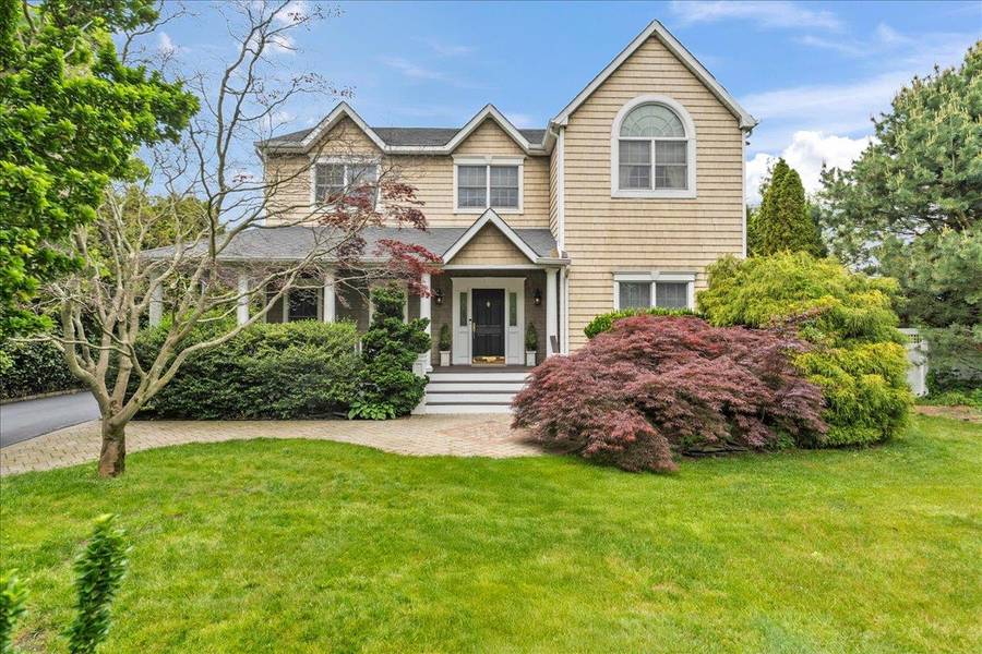 40 Carlisle LN, East Islip, NY 11730