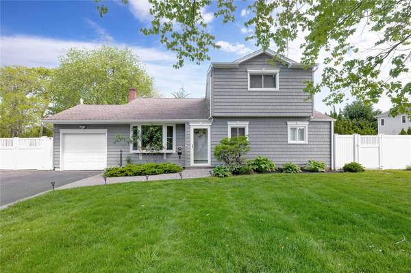 651 Hyman AVE, Bay Shore, NY 11706