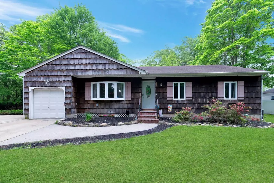 522 Starlight DR, Shirley, NY 11967