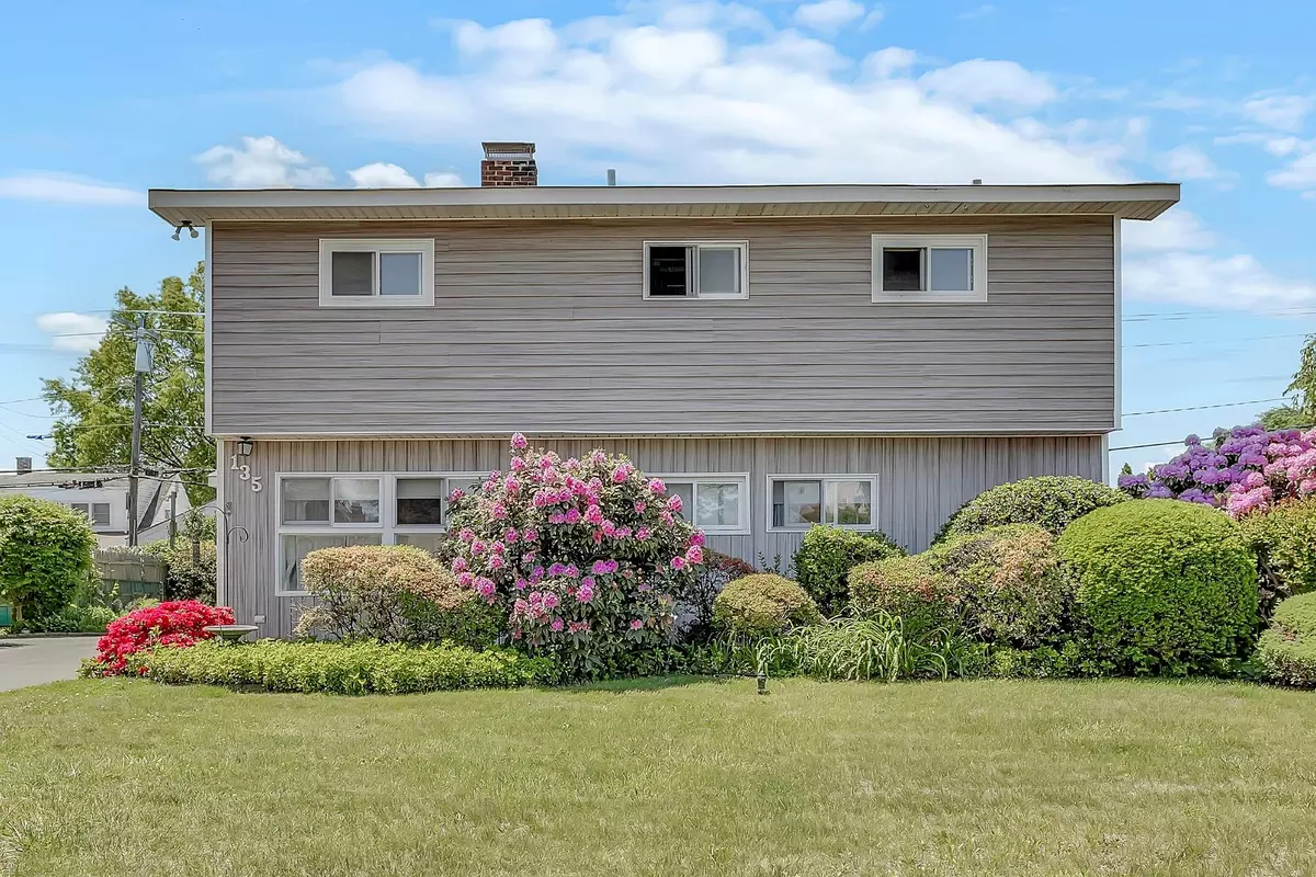Levittown, NY 11756,135 Sunrise LN