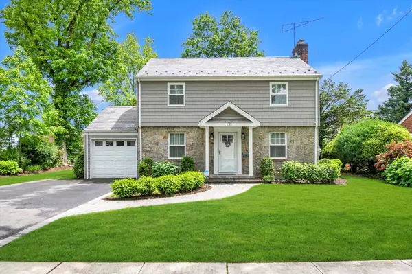 131 Charles ST, East Williston, NY 11596