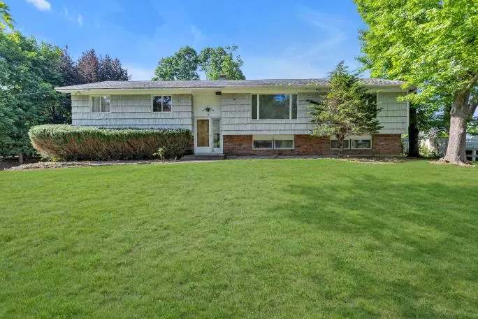 Northport, NY 11768,10 Lisa DR