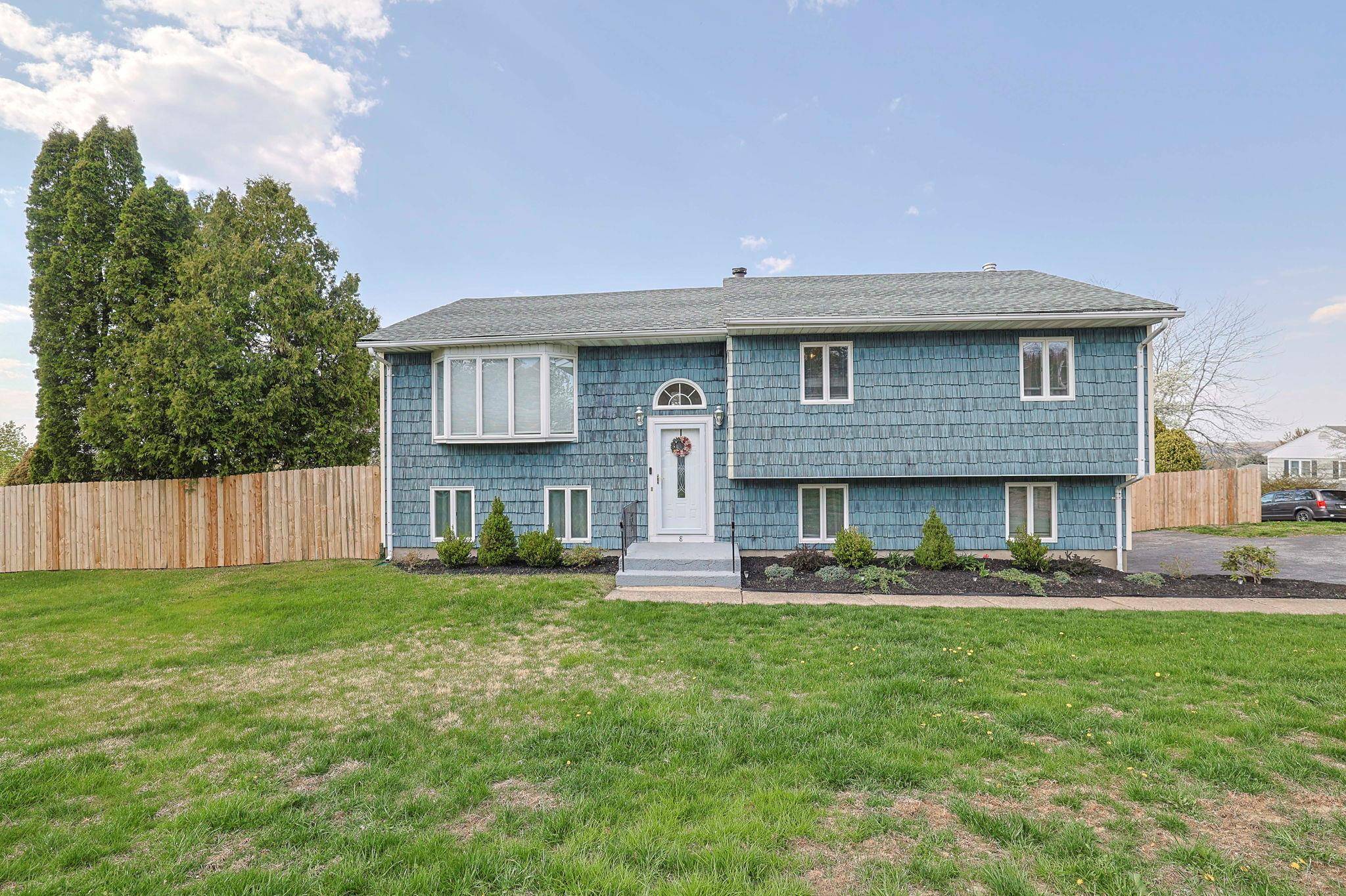 8 Country LN,  Warwick,  NY 10990