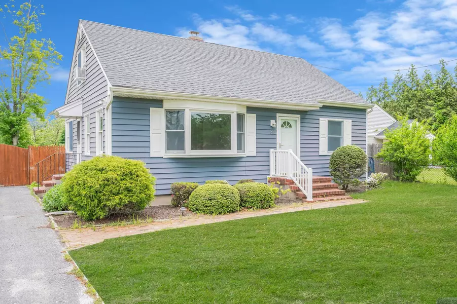 30 Millbrook LN, Riverhead, NY 11901