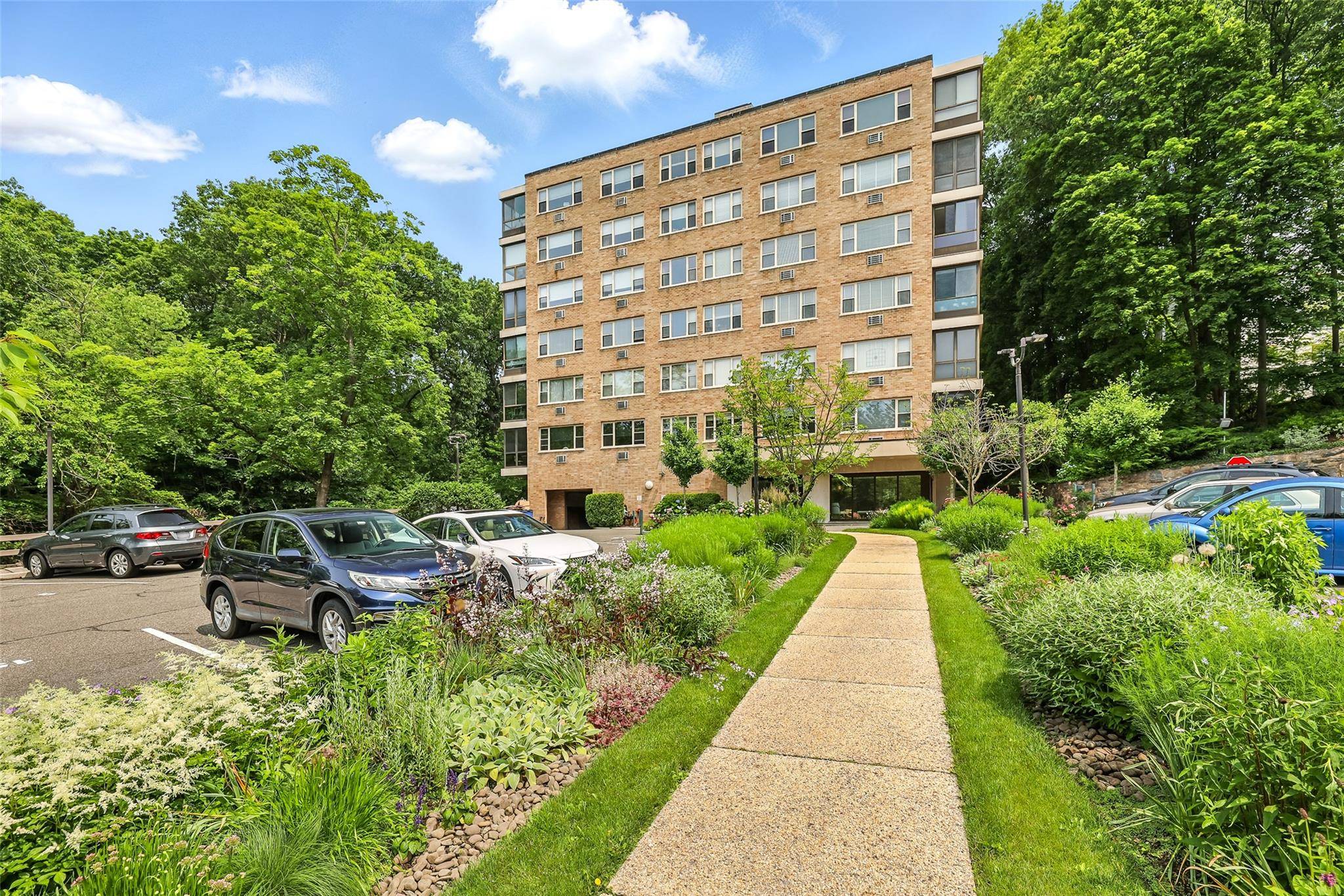 72 Pondfield RD #1H, Bronxville, NY 10708