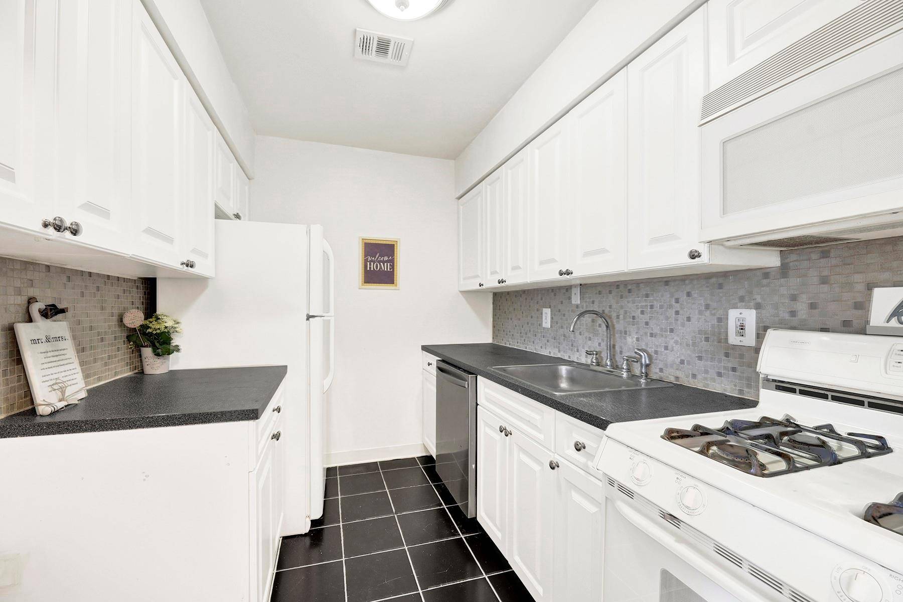 Coram, NY 11727,10 Point Circle South #10