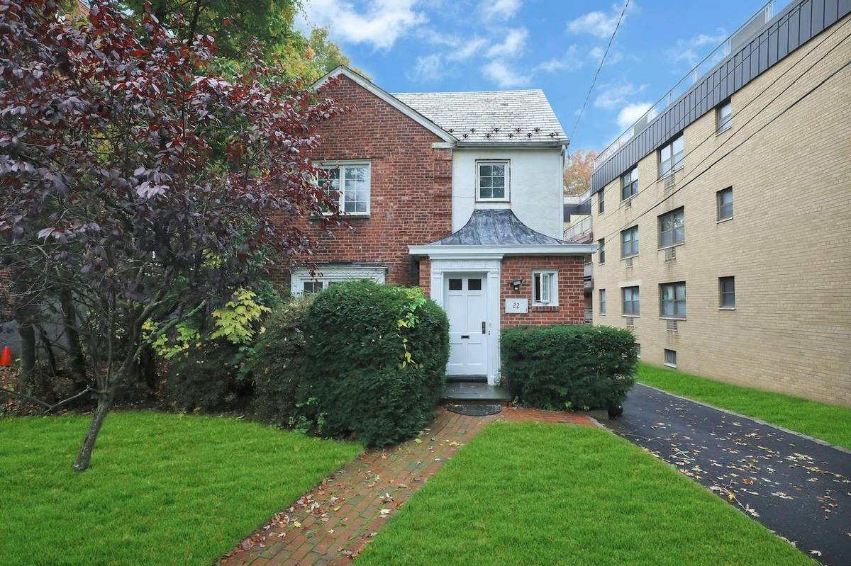 Great Neck, NY 11021,22 Chapel PL #Upper
