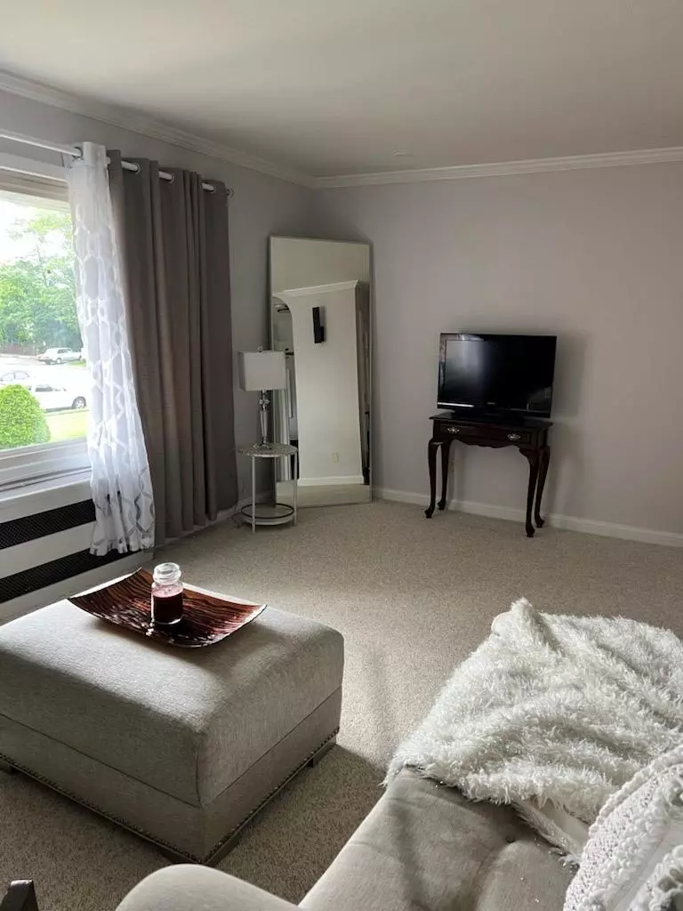 North Babylon, NY 11703,274 Edmunton DR #K8