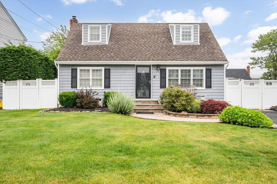 129 Michel AVE, Farmingdale, NY 11735