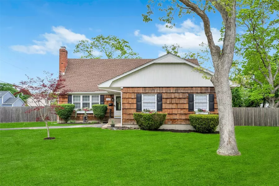 301 Maple AVE, Patchogue, NY 11772