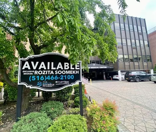 Great Neck, NY 11021,29 Barstow RD