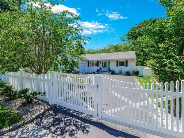 Woodbury, NY 11797,17 Irving DR