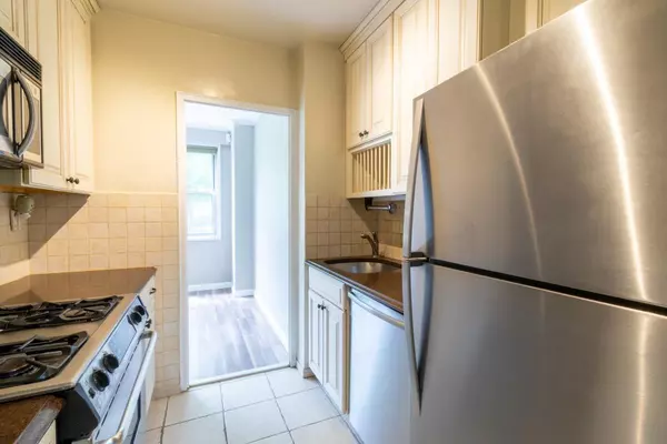 Scarsdale, NY 10583,240 Garth RD #2G2