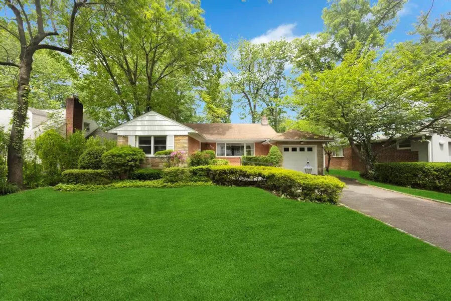 125 Wooleys LN, Great Neck, NY 11023