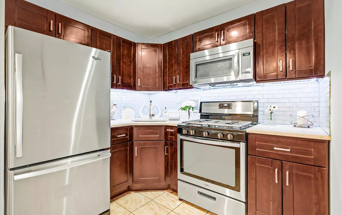 Douglaston, NY 11363,42-30 Douglaston Pkwy #7H