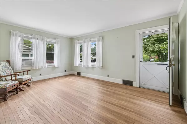 Riverhead, NY 11901,142 Woodhull AVE