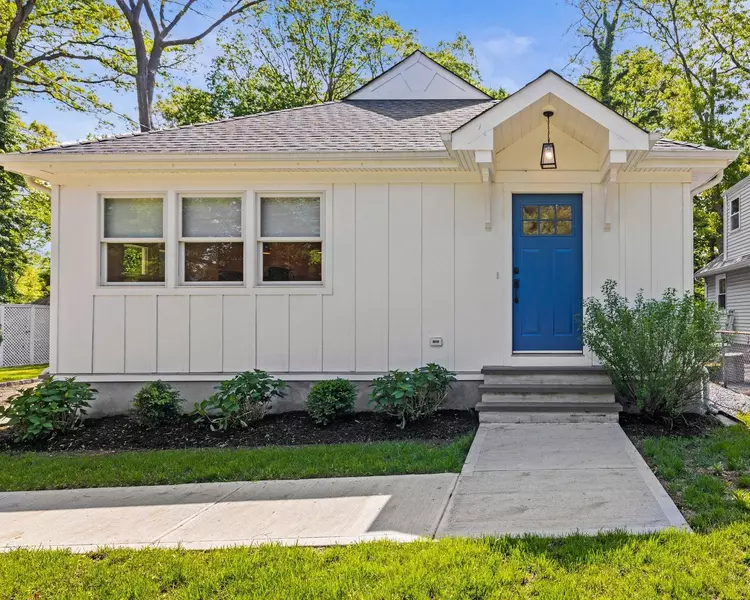 650 Washington DR, Centerport, NY 11721