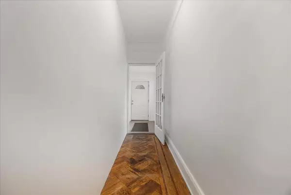Elmhurst, NY 11373,40-14 79th ST
