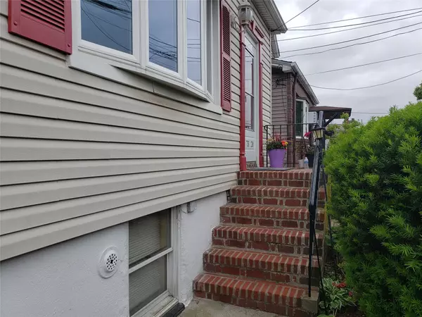 Maspeth, NY 11378,73-20 52nd RD