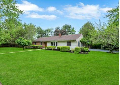 22 Peachtree LN, Mount Sinai, NY 11766