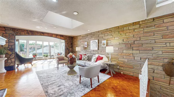 Douglaston, NY 11362,52-04 Redfield Street