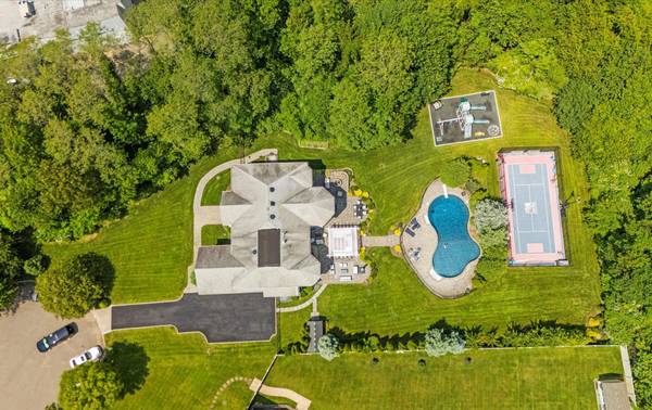 16 Home CT, Huntington, NY 11743