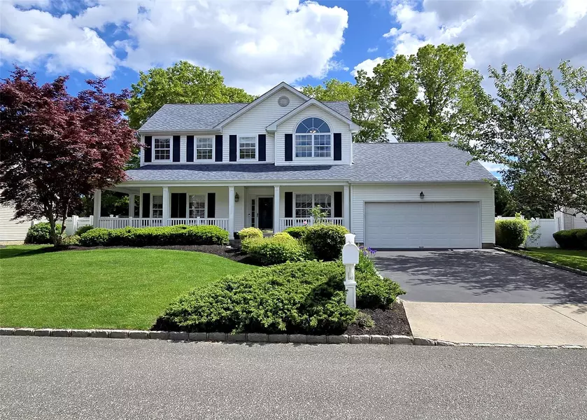 52 Summerfield DR, Holtsville, NY 11742