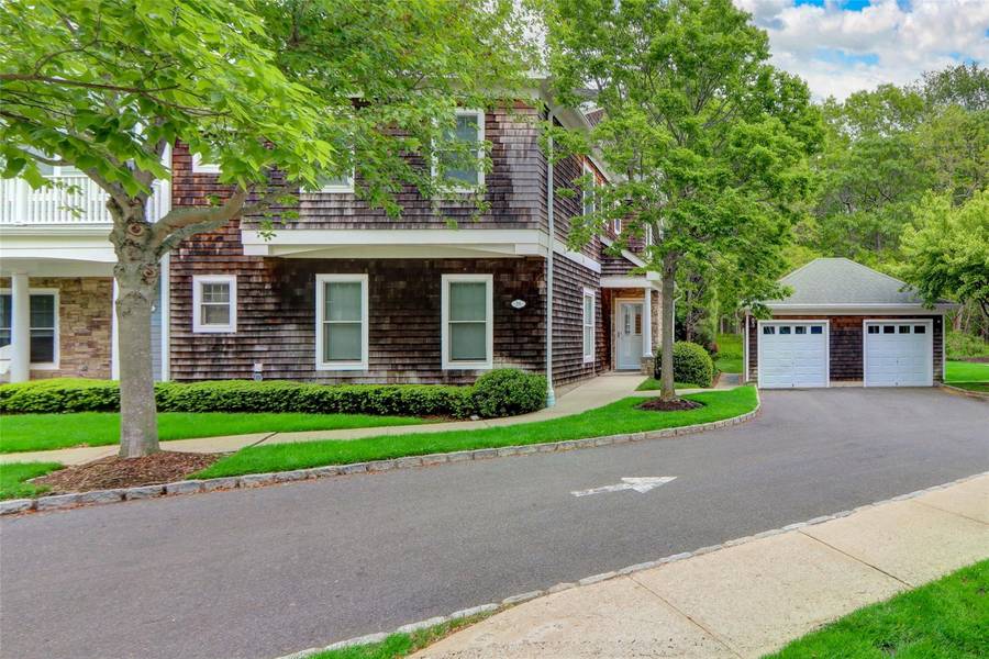 20 Gianna CT #20, Southampton, NY 11968