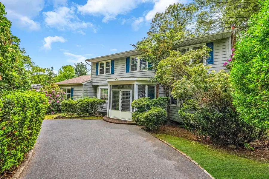 121 Village Hill DR, Dix Hills, NY 11746