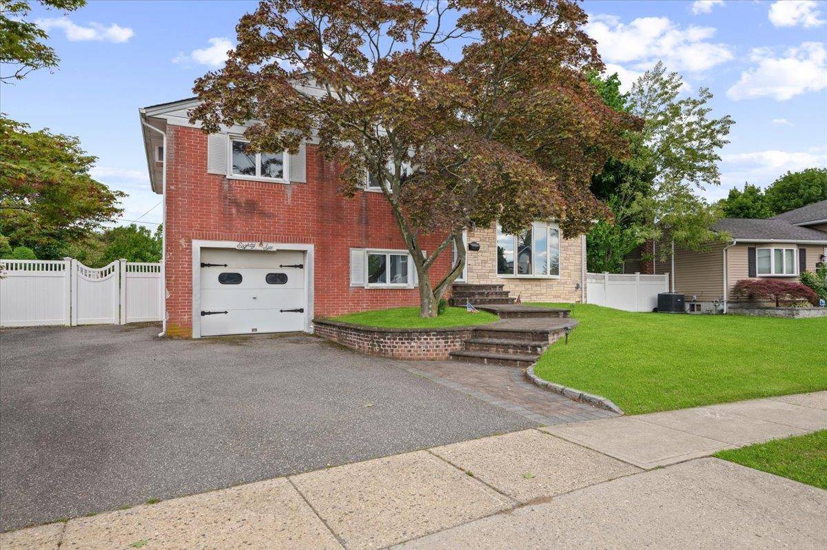 86 Silber AVE, Bethpage, NY 11714