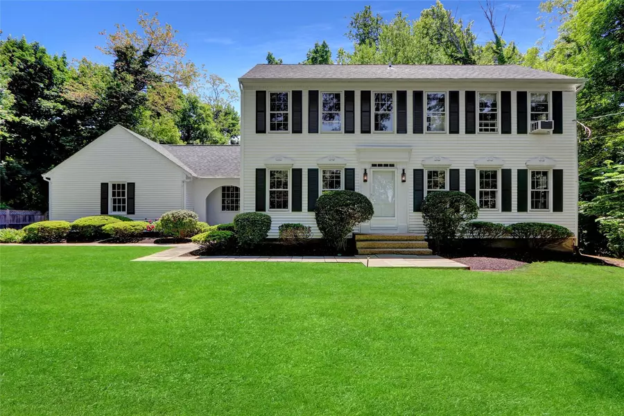 14 Wainscott LN, East Setauket, NY 11733