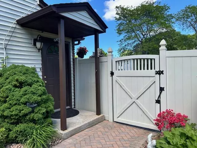 36 Inverness RD, Holbrook, NY 11741