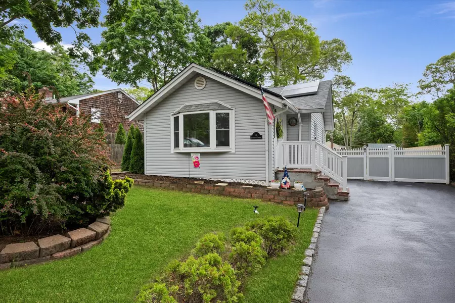 8 Lafayette AVE, Lake Grove, NY 11755