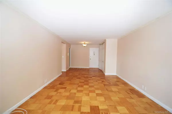 Forest Hills, NY 11375,70-25 Yellowstone BLVD #10Z