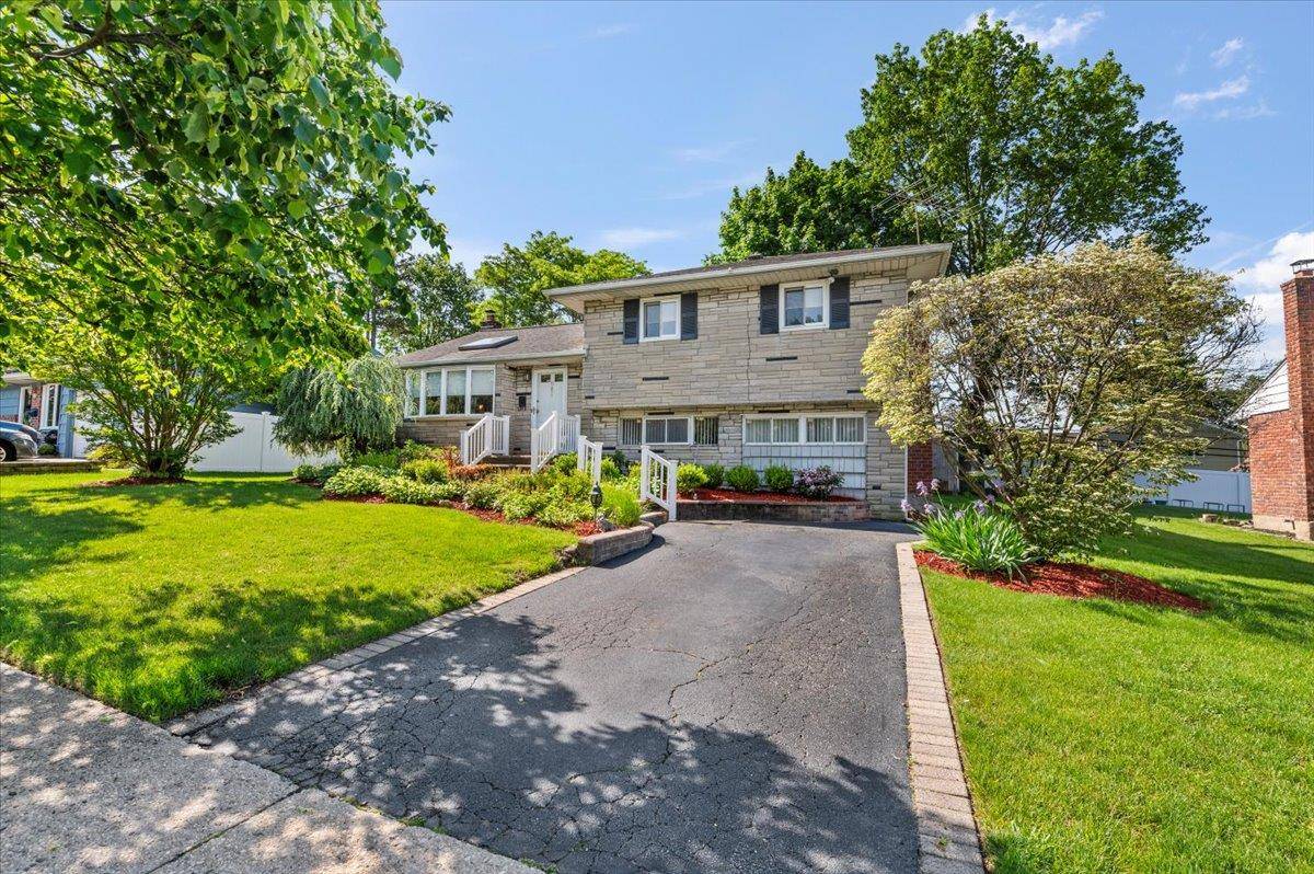 11 Halcourt DR, Plainview, NY 11803