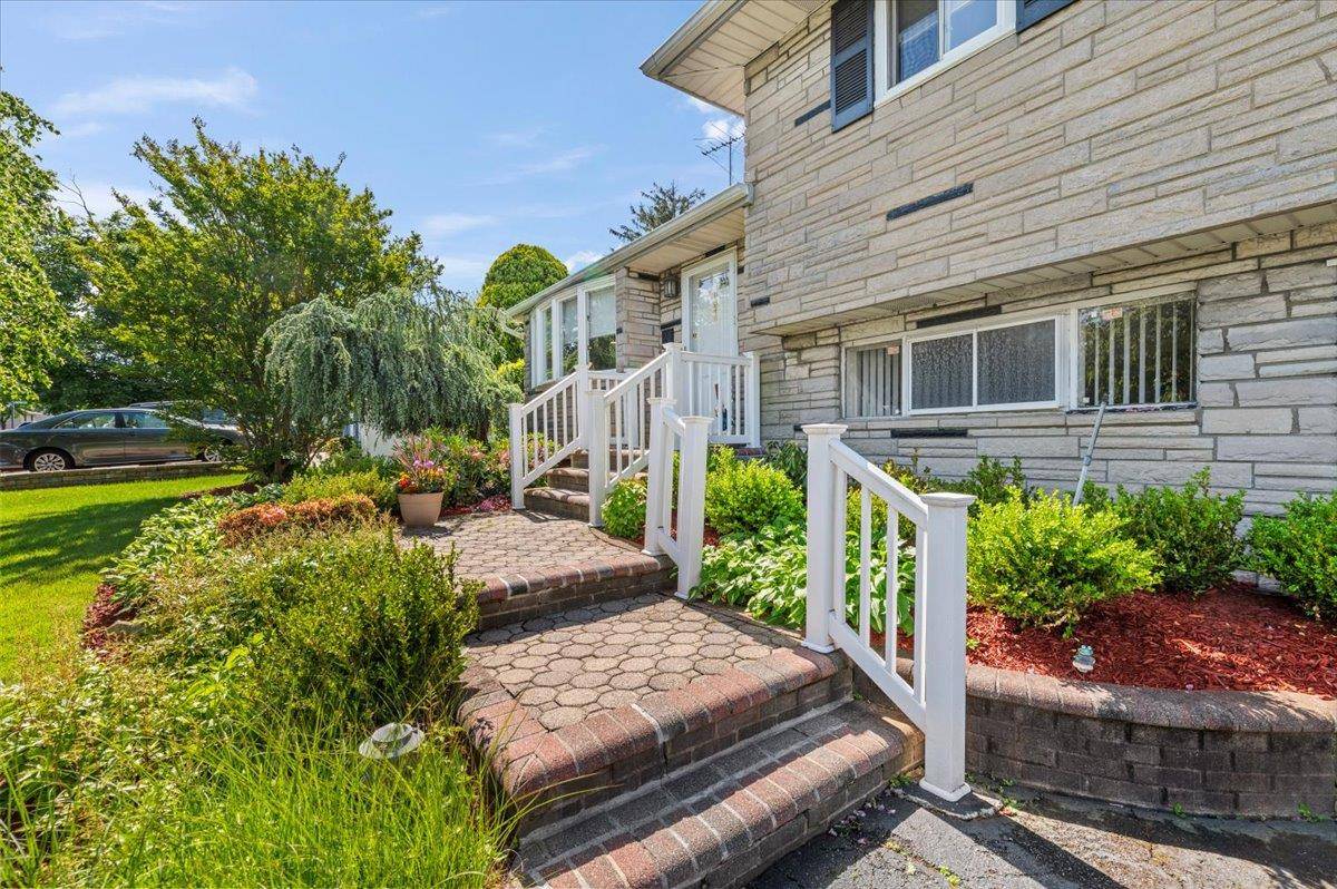 Plainview, NY 11803,11 Halcourt DR
