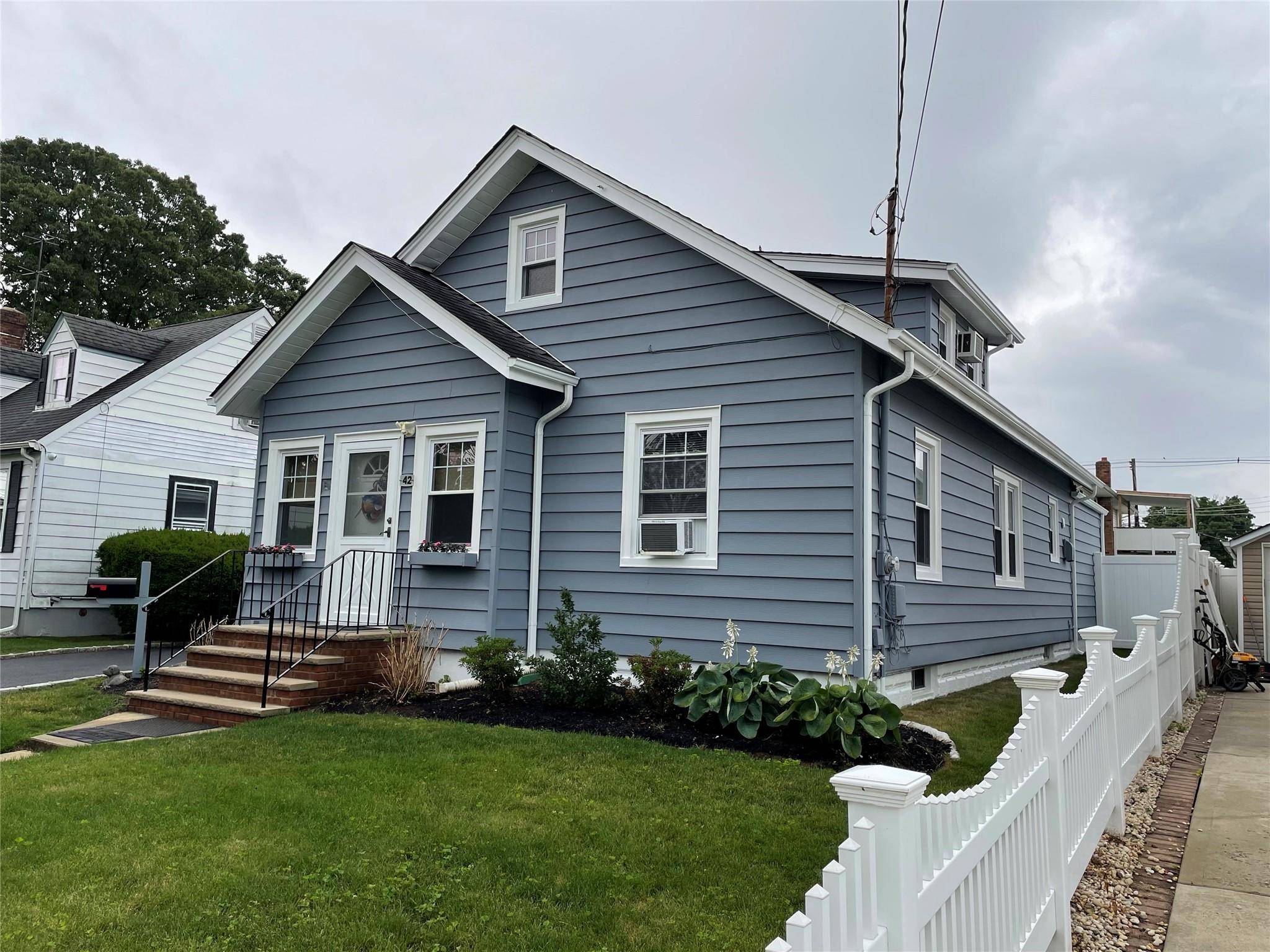 Freeport, NY 11520,42 Saint Marks AVE