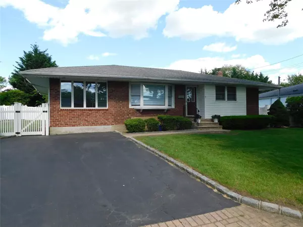 7 Audrey LN, Commack, NY 11725