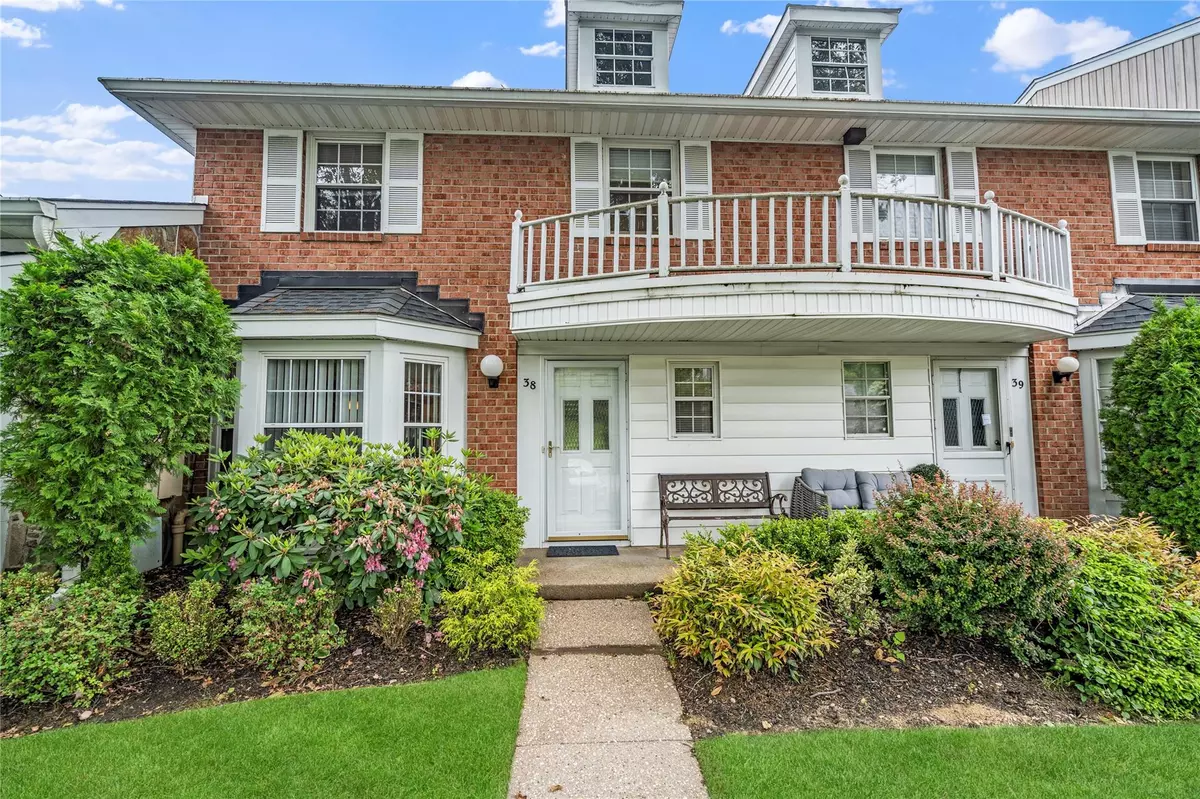 Syosset, NY 11791,38 The Mews