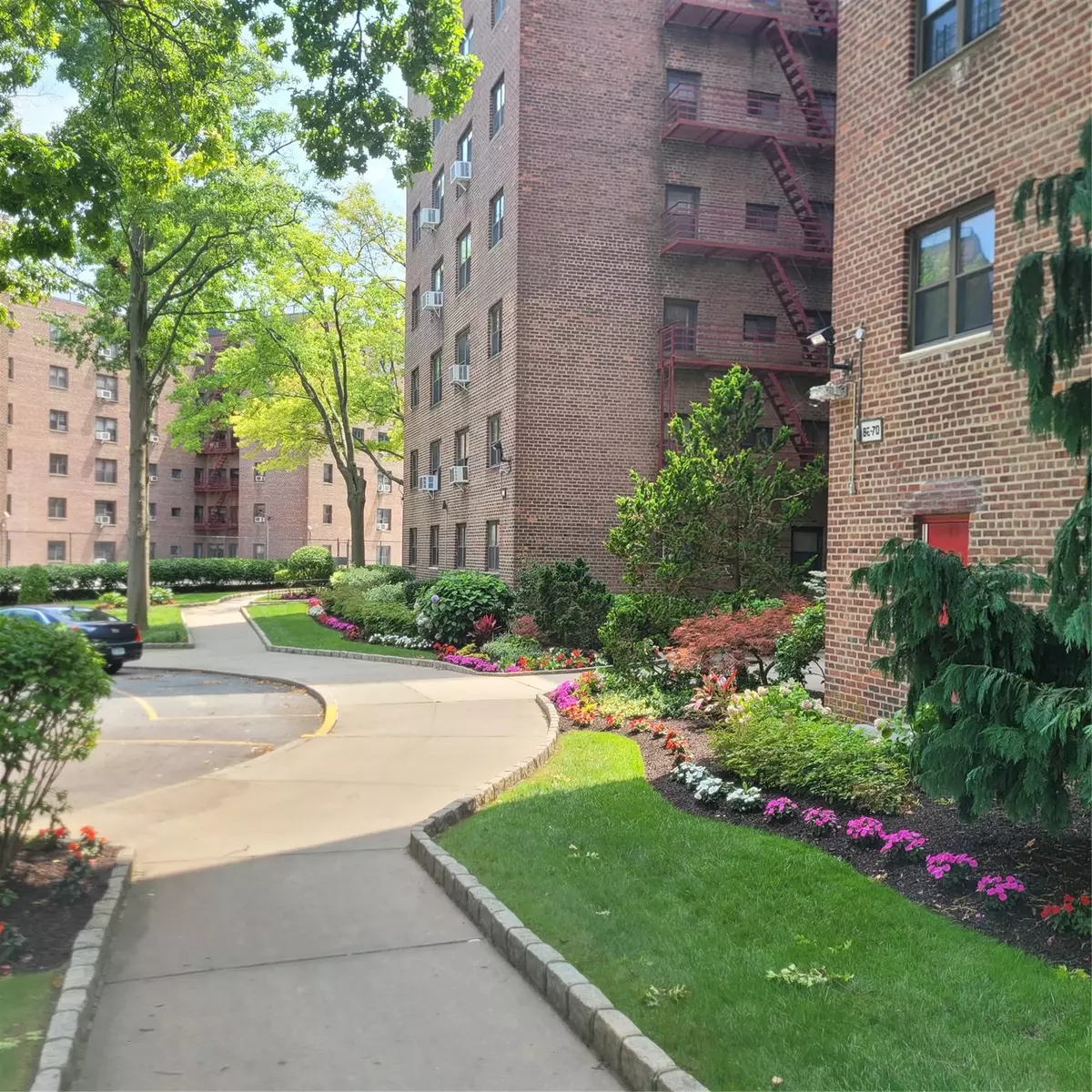 Holliswood, NY 11427,86 -70 Francis Lewis #A55