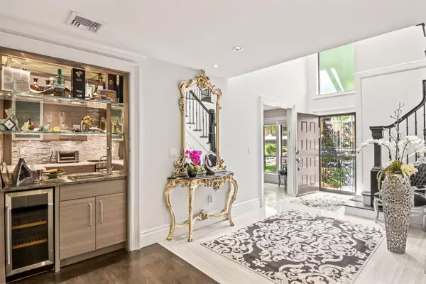 Roslyn, NY 11576,35 Wimbledon DR