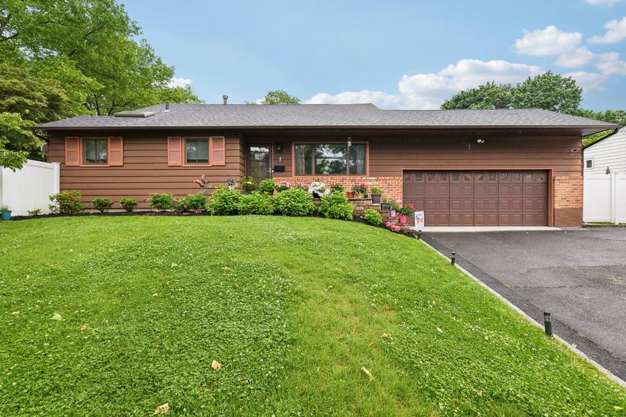 422 Old Bridge RD, Northport, NY 11768