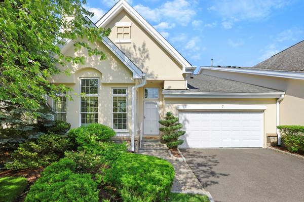 7 Doral Greens DR, Rye Brook, NY 10573