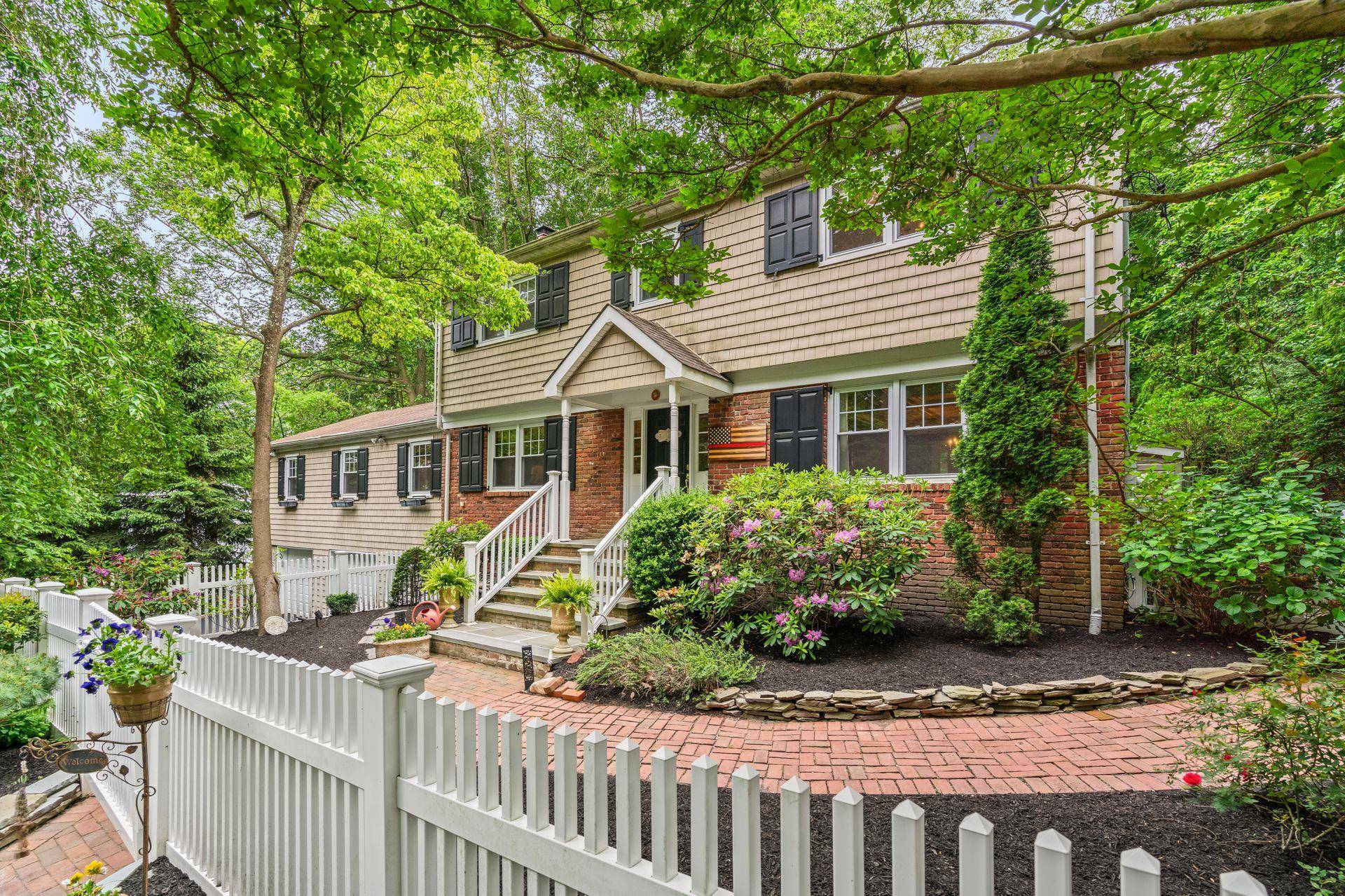 Huntington, NY 11743,128 Cove RD