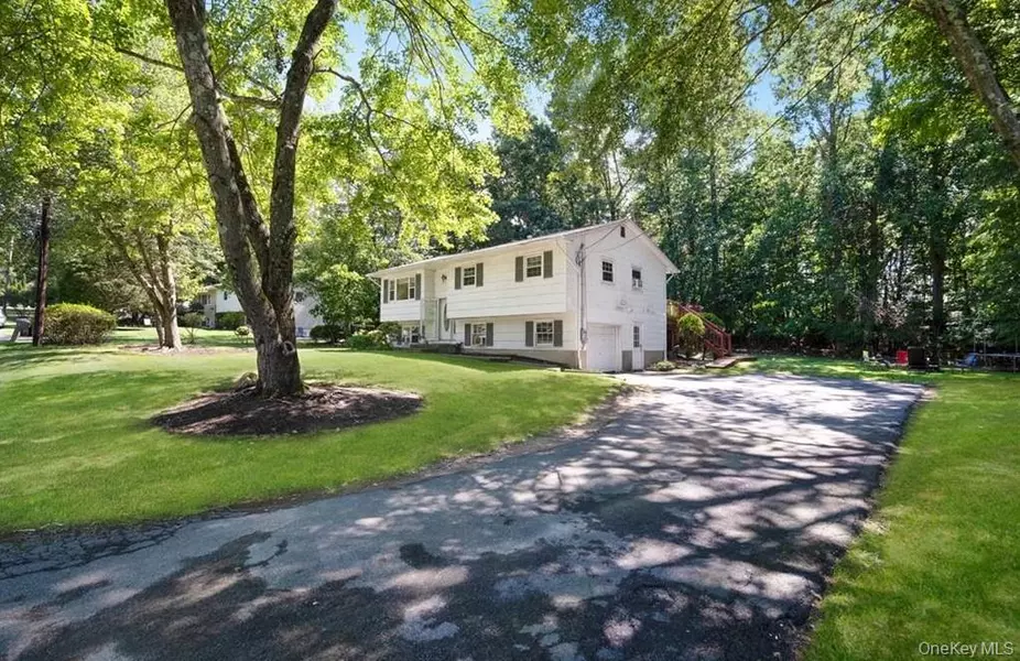 62 Laura DR, Airmont, NY 10952