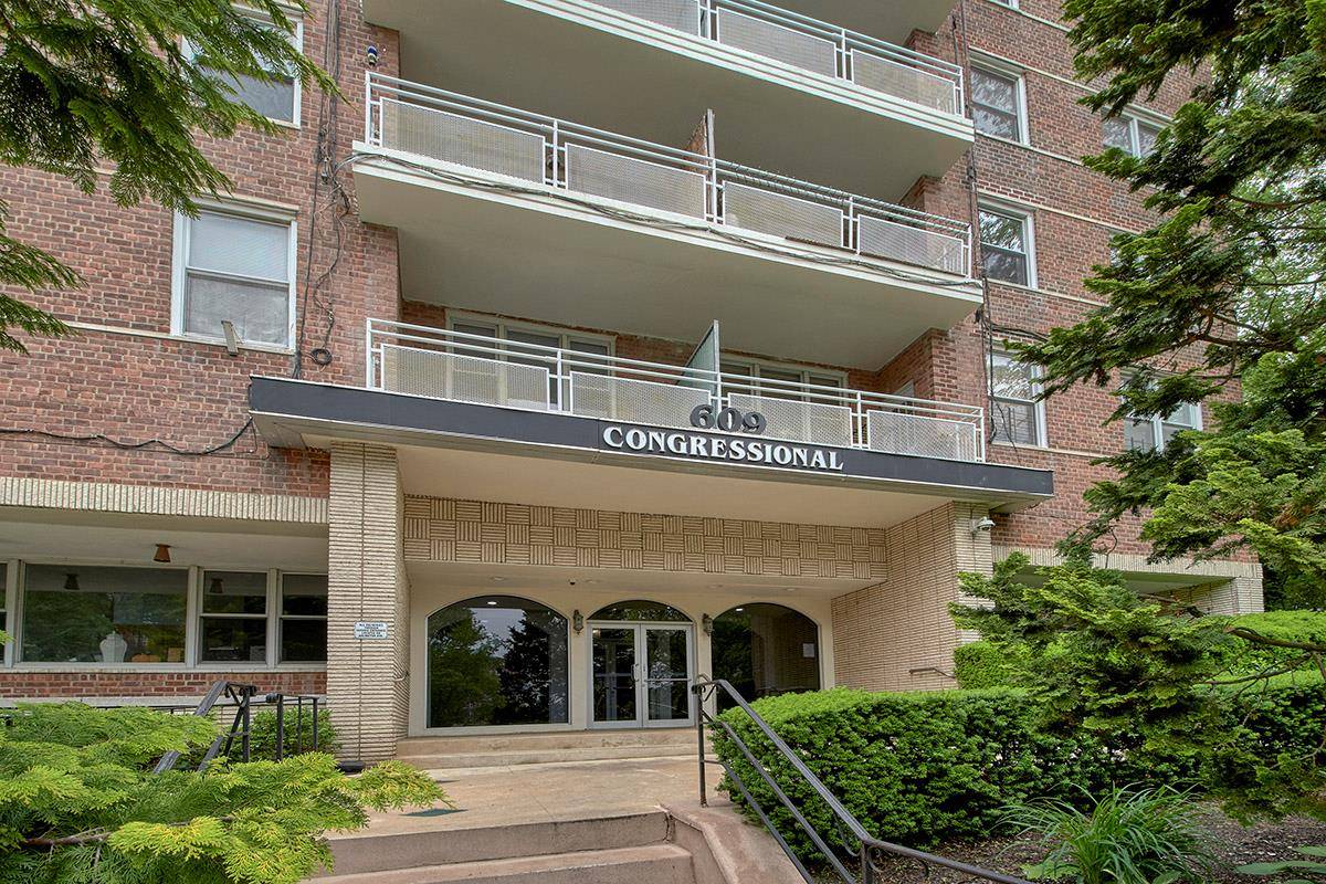 Bronx, NY 10463,609 Kappock ST #3F