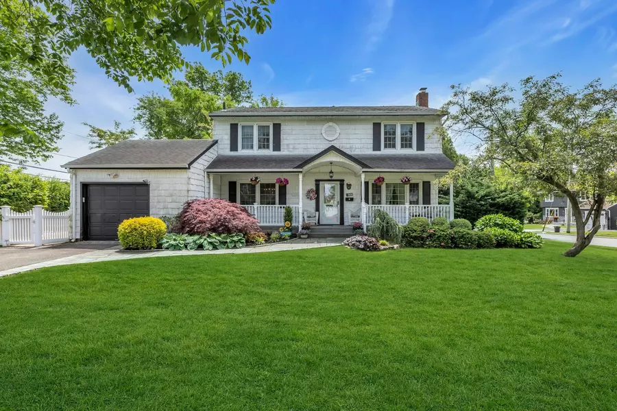 28 Bradford RD, Plainview, NY 11803