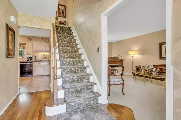 Plainview, NY 11803,28 Bradford RD