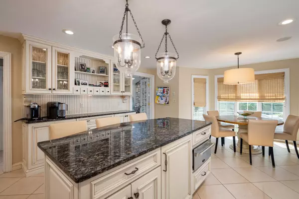 East Hills, NY 11576,82 Woods DR